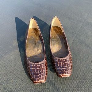 Low heeled dress shoes